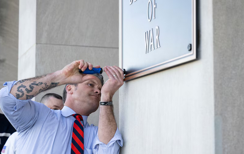 Гегсет особисто прикрутив до будівлі Пентагону табличку «Міністерство війни» Гегсет особисто прикрутив до будівлі Пентагону табличку «Міністерство війни»